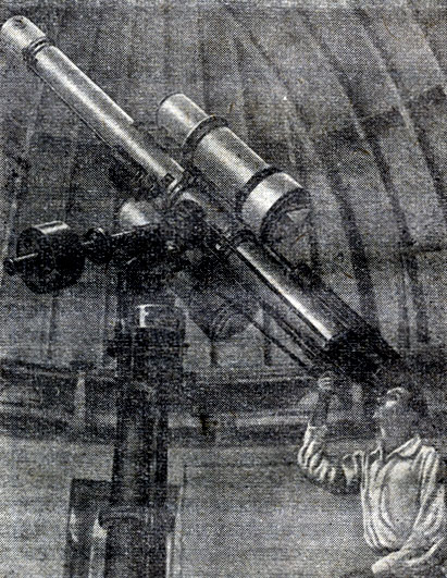 Рис. 8. Двойной астрограф Симеизской обсерватории. У окулярного конца контрольной трубы астрографа - автор этой книги. (Снимок 1931 г.)