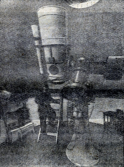 Рис. 9. Телескоп Максутова (о котором мы подробно расскажем дальше), установленный на Пулковской обсерватории. В руках у наблюдателя - клавиши управления, позволяющие направлять телескоп в нужную точку неба простым нажатием кнопок