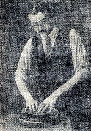Рис. 13. Шлифовку зеркала диаметром 26 см проводит Б. А. Воронцов-Вельяминов (1940 г.)