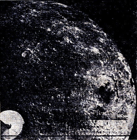 Рис. 33. Фотография обратной стороны Луны, полученная советской межпланетной станцией 'Зонд-3' 20 июля 1965 г