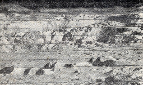 Рис. 37. Внутренний вид кратера Коперник и его центральной 'горки', снятый с искусственного спутника Луны 'Орбитер-2' с высоты около 50 км