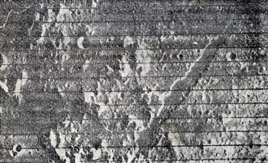 Рис. 38. Фотография лунных Альп и Альпийской долины с трещиной вдоль нее с искусственного спутника Луны 'Орбитер-4'