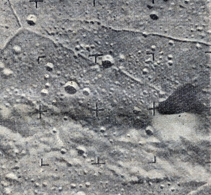 Рис. 39. Пик кратера Альфонс, отбрасывающий треугольную тень, и лунные трещины