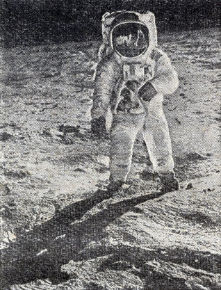 Рис. 41. Космонавт на Луне