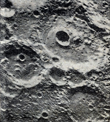 Рис. 45. Структура больших кратеров Меркурия