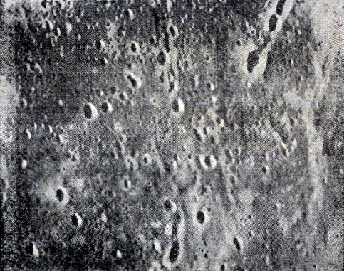 Рис. 46. 'Ровные площади на Меркурии'. Стороны этого прямоугольника составляют всего около 40 км'
