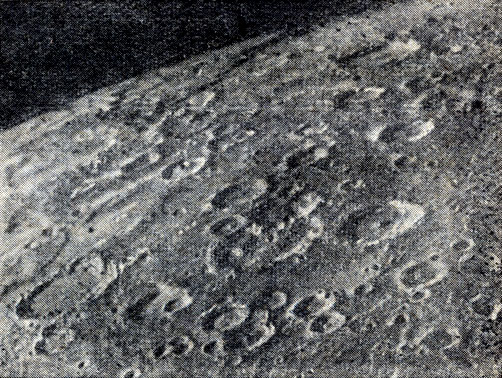 Рис. 48. Кратеры Меркурия вблизи лимба