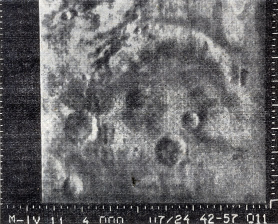 Рис. 52. Фотография участка марсианской поверхности, полученная 'Маринером-4'
