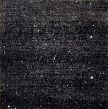 Рис. 65. На фотографии звездного неба астероид благодаря своему движению выходит в виде черточки