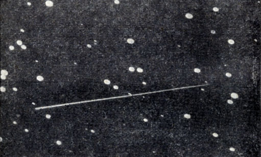 Рис. 69. Фотография, на которой был открыт астериод Гермес. Оставленный им след походит на фотографию метеора - так быстро двигался Гермес по небу