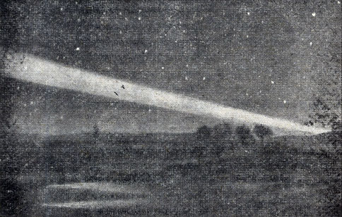 Рис. 73. Исполинская комета 1843 г. Хвост ее достигал в длину 65-70° и был столь ярок, что в Иль-де-Франс (Франция) его сравнивали с 'потоком огня из печи'