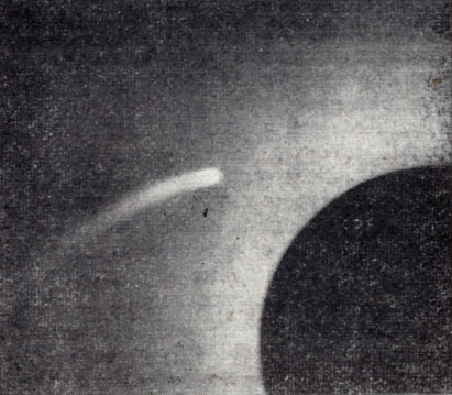 Рис. 81. Комета Икейя около Солнца, закрытого темным кружком