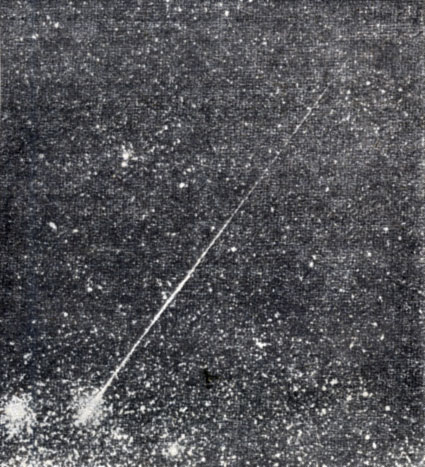 Рис. 88. Фотография яркого метеора. Утолщения следа метеора указывают на повторные вспышки его яркости при полете