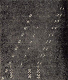 Рис. 89. Спектры метеоров: слева - железного, со множеством ярких линий, справа - каменного, в котором пара самых ярких линий (крайние слева) принадлежит ионизованному кальцию. Перерывы наклонных линий спектра на правом снимке вызваны быстрыми закрываниями объектива фотоаппарата специальным вращающимся сектором