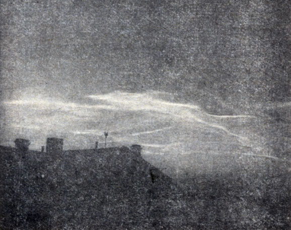 Рис. 96. Светящиеся, или серебристые облака, находясь на большой высоте, освещаются лучами Солнца, находящегося под горизонтом. (Фотография сделана в Свердловске в 1928 г.)