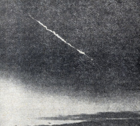Рис. 97. Две фотографии яркого метеорного следа, полученные с перерывом в несколько минут Д. Дебабовым на Чукотке (1941 г.)