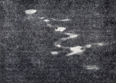 Рис. 97. Две фотографии яркого метеорного следа, полученные с перерывом в несколько минут Д. Дебабовым на Чукотке (1941 г.)