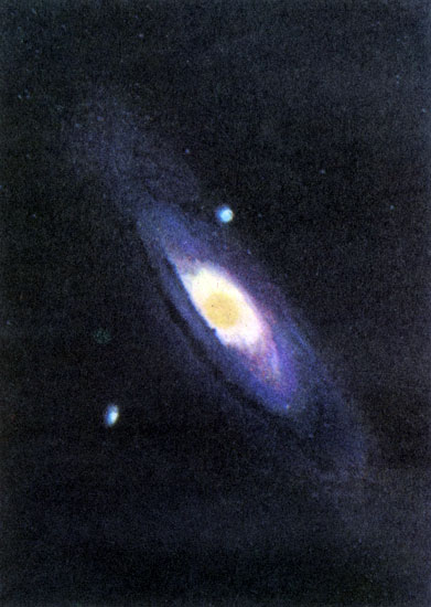 Цветная фотография галактики в Андромеде, полученная Миллером 5-метровом телескопе Паломарской обсерватории (США). Хорошо заметна разница между голубоватым цветом спиральных ветвей и красновато-желтым цветом центральной части