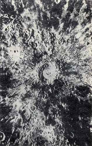 Рис. 108. Один из крупных лунных кратеров - кратер Коперник