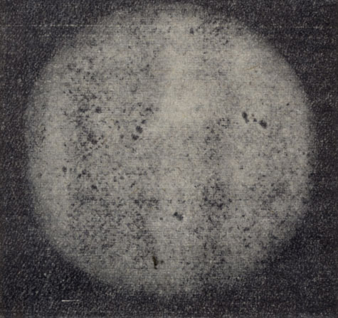 Рис. 116. Фотография Солнца с пятнами. Заметно потемнение диска Солнца на краю