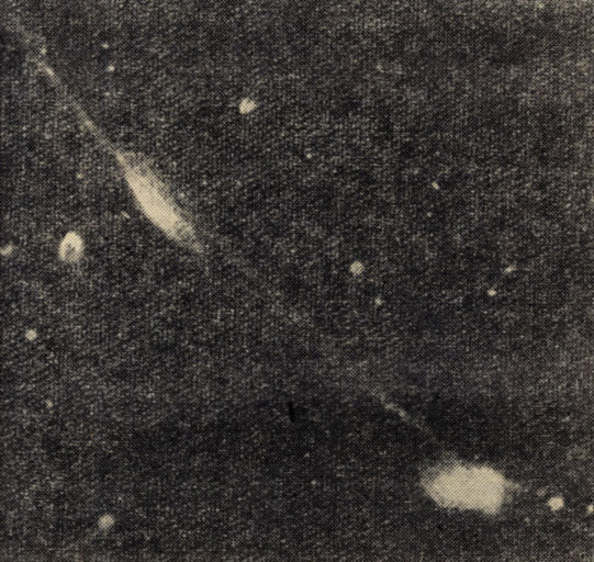 Рис. 186. Галактики в созвездии Рыб, соединенные светящейся перемычкой длиной более 200 000 световых лет
